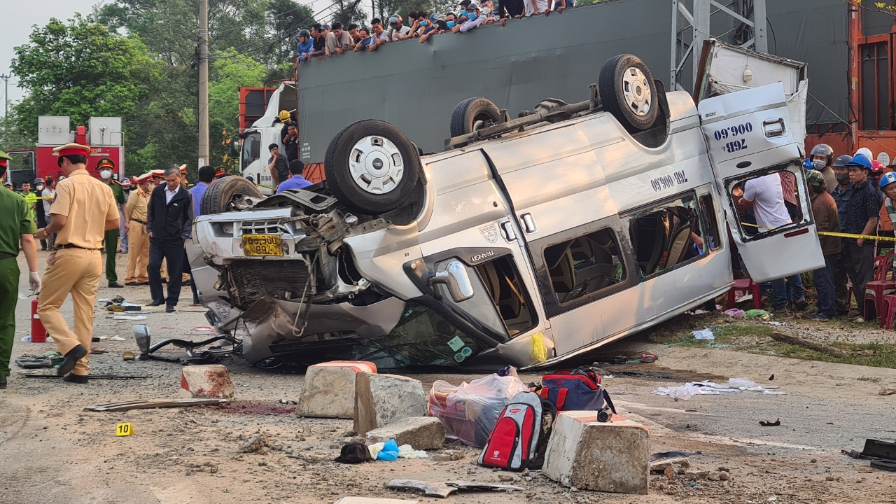 Cận cảnh hiện trường vụ tai nạn đặc biệt nghiêm trọng tại Quảng Nam - Ảnh 9.