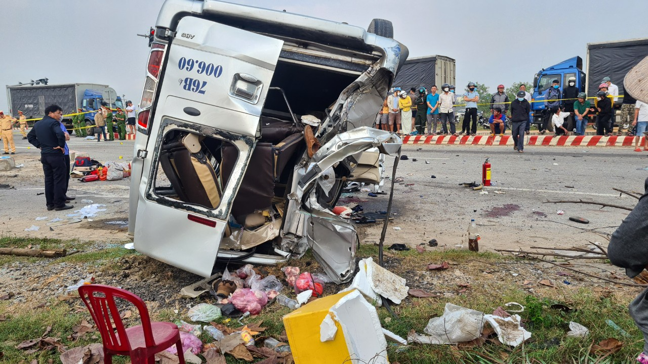 Cận cảnh hiện trường vụ tai nạn đặc biệt nghiêm trọng tại Quảng Nam - Ảnh 10.