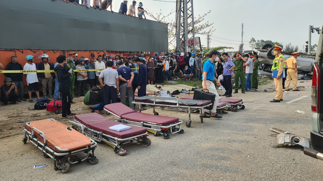 Cận cảnh hiện trường vụ tai nạn đặc biệt nghiêm trọng tại Quảng Nam - Ảnh 12.