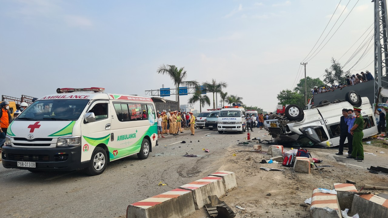 Cận cảnh hiện trường vụ tai nạn đặc biệt nghiêm trọng tại Quảng Nam - Ảnh 14.