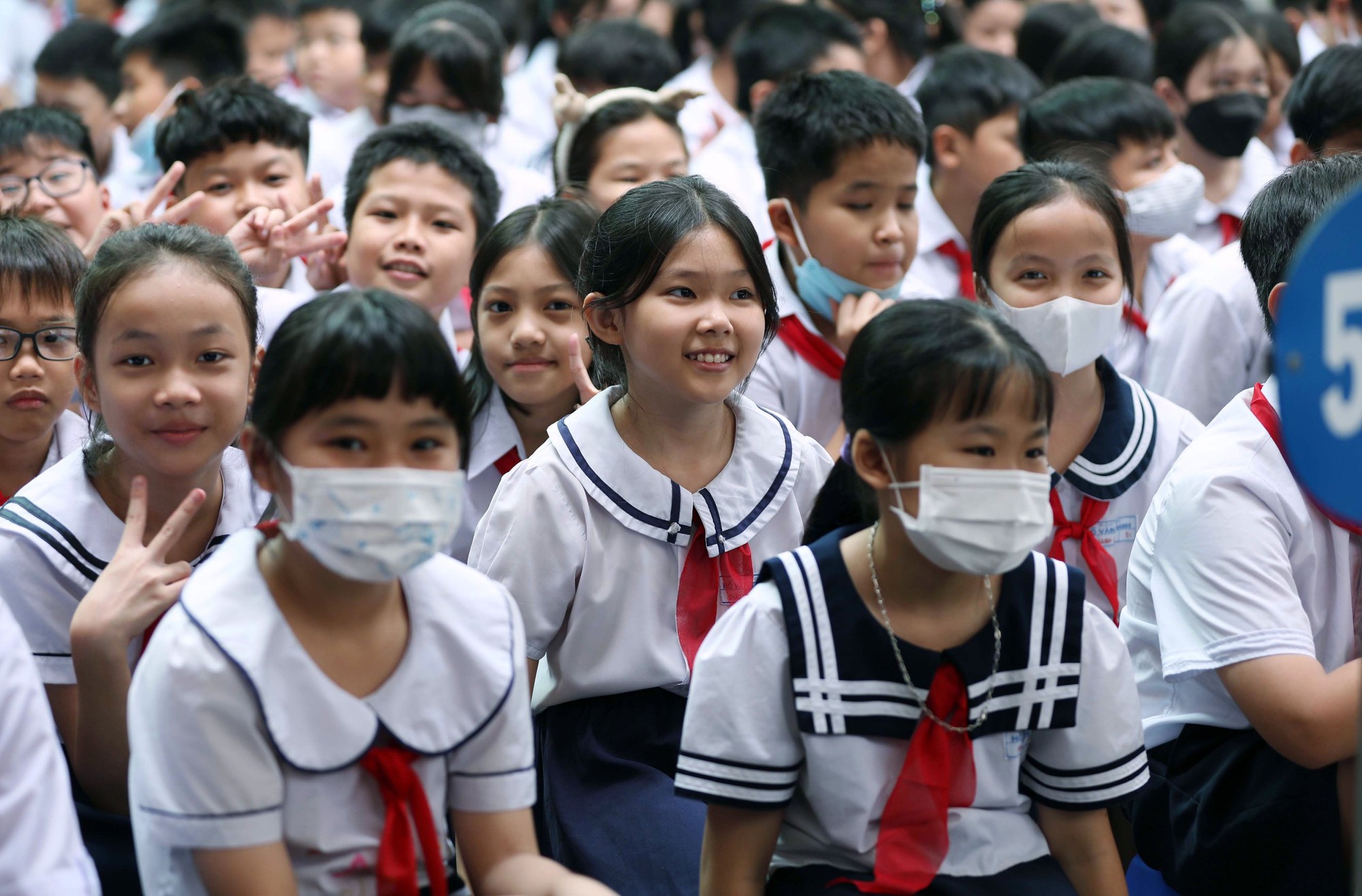 Chuyện xúc động ở ngôi trường phải đi học nhờ môn tin học - Ảnh 6. Chuyện xúc động ở ngôi trường phải đi học nhờ môn tin học - Ảnh 6.