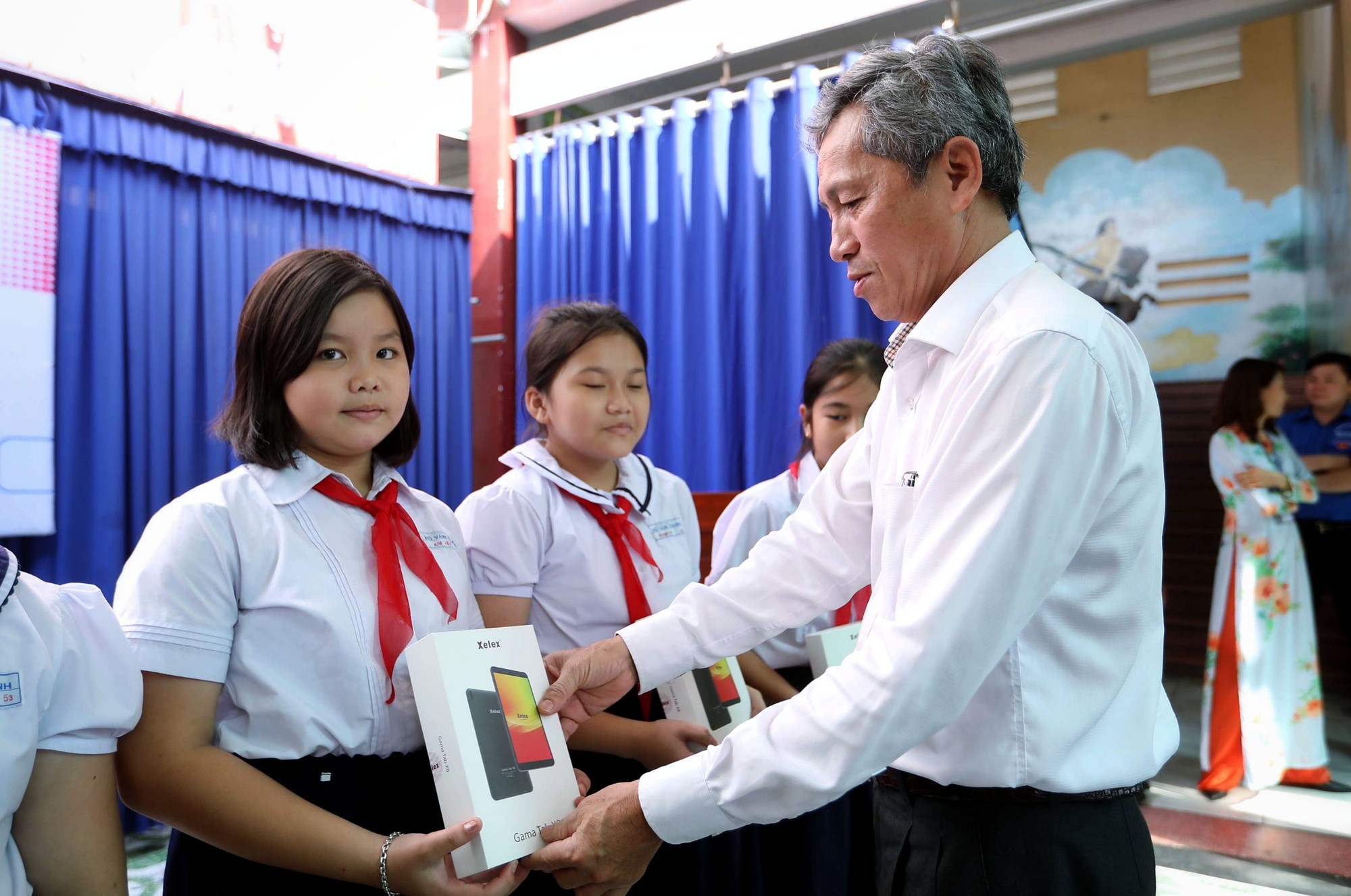 Chuyện xúc động ở ngôi trường phải đi học nhờ môn tin học - Ảnh 3. Chuyện xúc động ở ngôi trường phải đi học nhờ môn tin học - Ảnh 3.