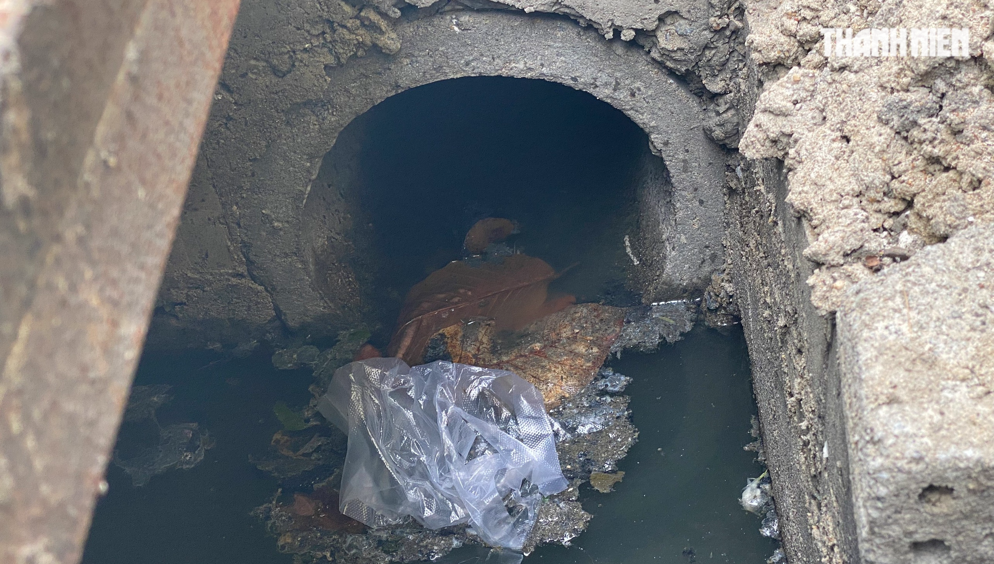 Nước thải sinh hoạt của Bệnh viện Nội tiết bị rò rỉ tràn qua khu dân cư - Ảnh 5.