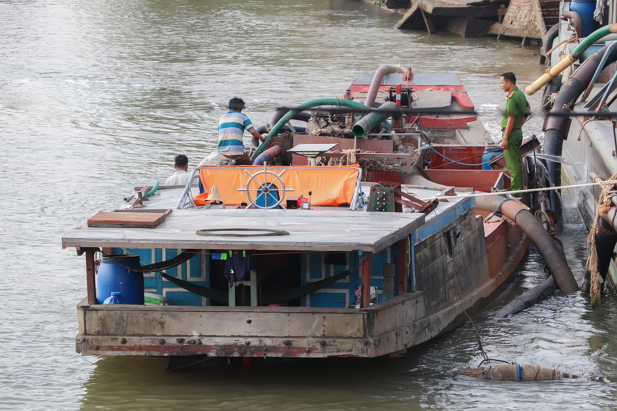 Vĩnh Long: Bắt giữ 2 người hút trộm cát trên sông Cổ Chiên - Ảnh 2.