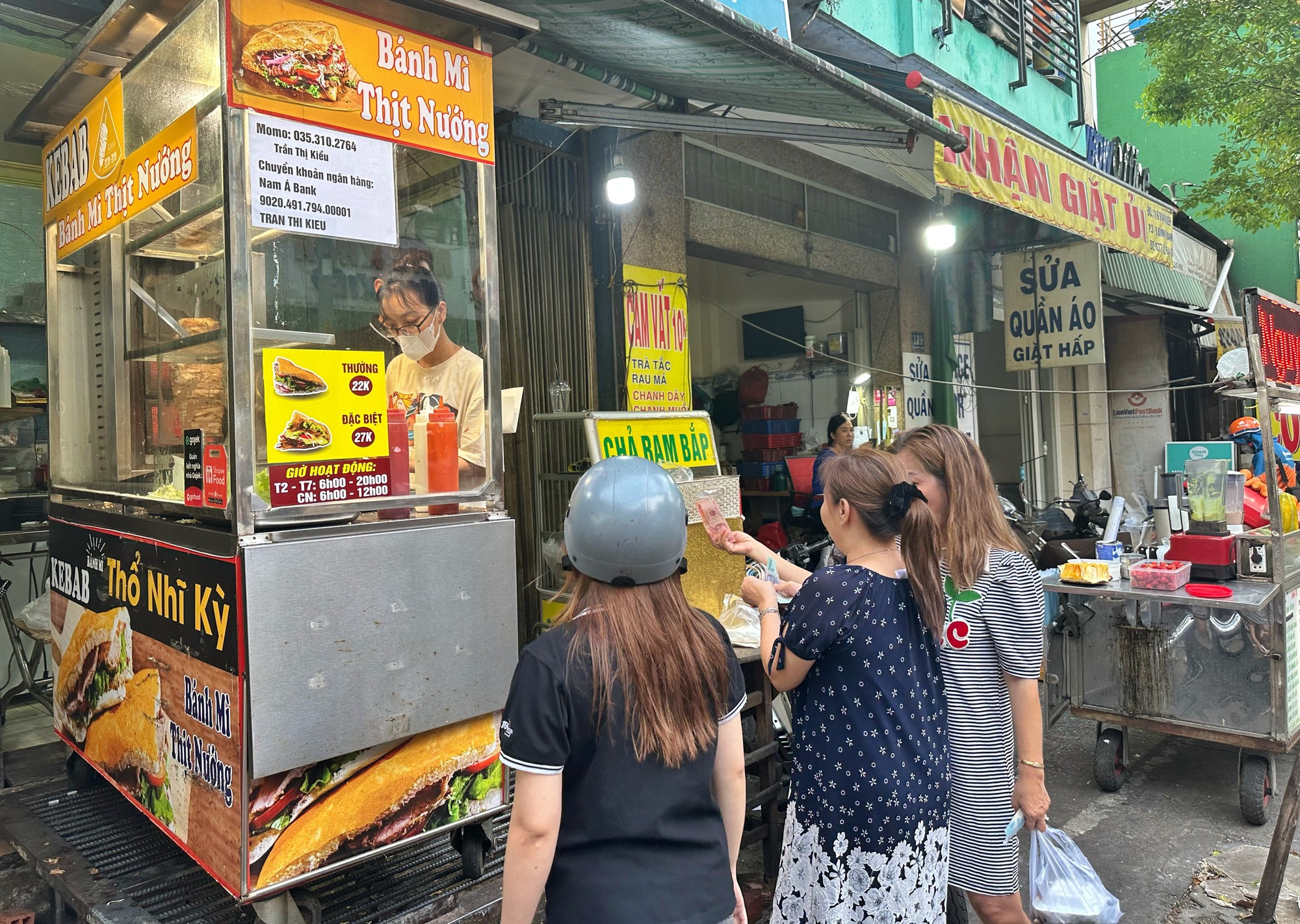 Bánh mì Thổ Nhĩ Kỳ… ‘rất Việt Nam’ ở TP.HCM: Hấp dẫn với muôn vàn biến tấu - Ảnh 8.