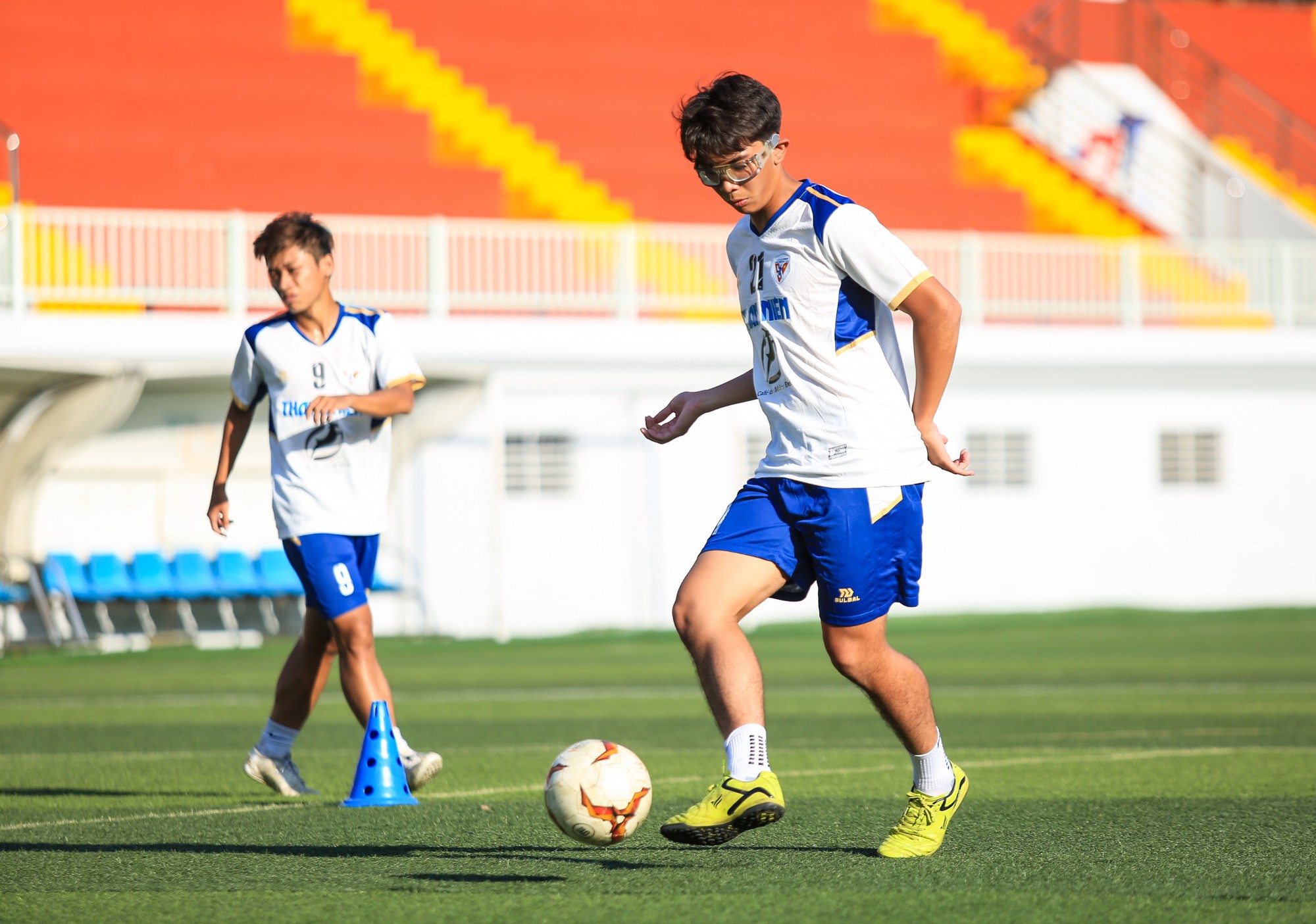 HLV đội ĐH Quốc tế Hồng Bàng nói lý do trò chuyện cầu thủ gần 20 phút - Ảnh 12.