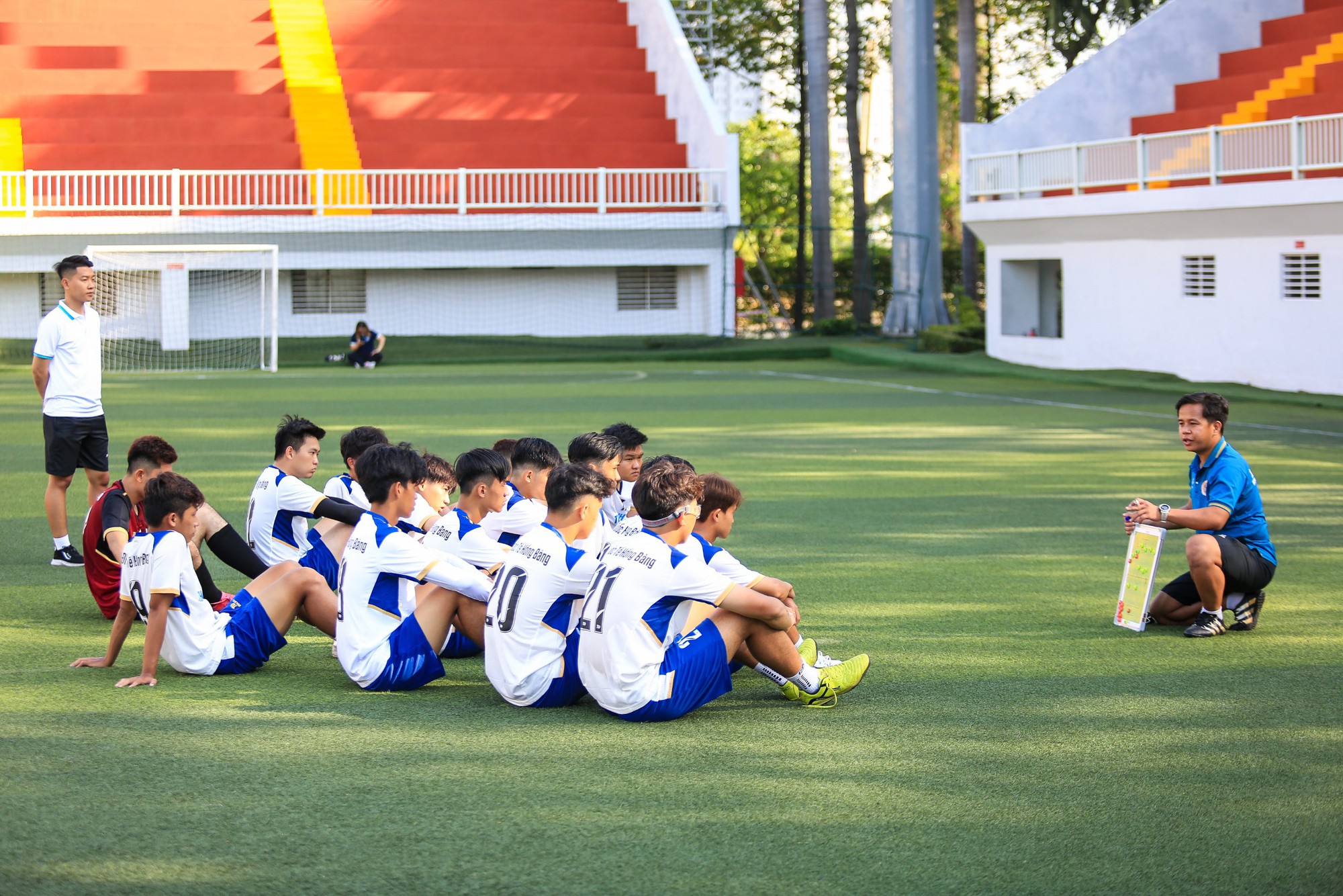 HLV đội ĐH Quốc tế Hồng Bàng nói lý do trò chuyện cầu thủ gần 20 phút - Ảnh 2.