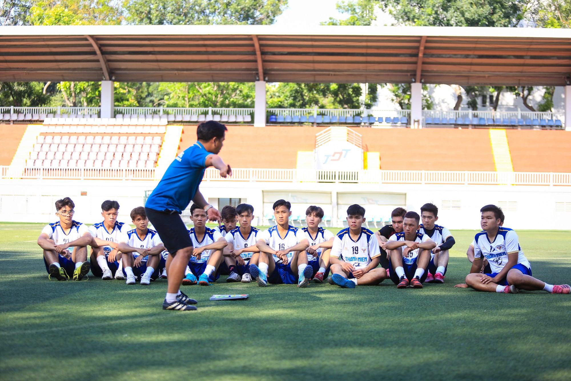 HLV đội ĐH Quốc tế Hồng Bàng nói lý do trò chuyện cầu thủ gần 20 phút - Ảnh 1.
