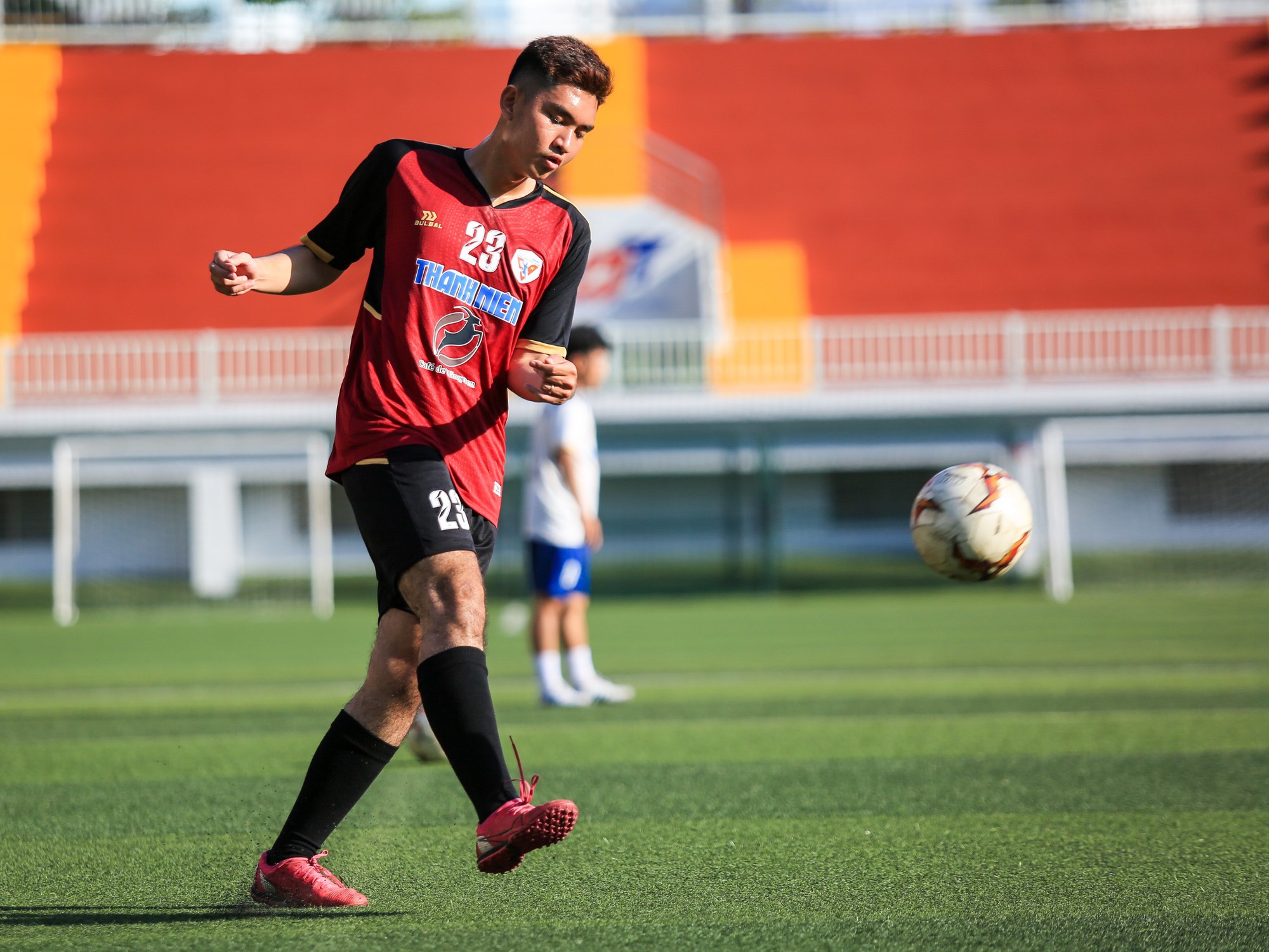 HLV đội ĐH Quốc tế Hồng Bàng nói lý do trò chuyện cầu thủ gần 20 phút - Ảnh 10.