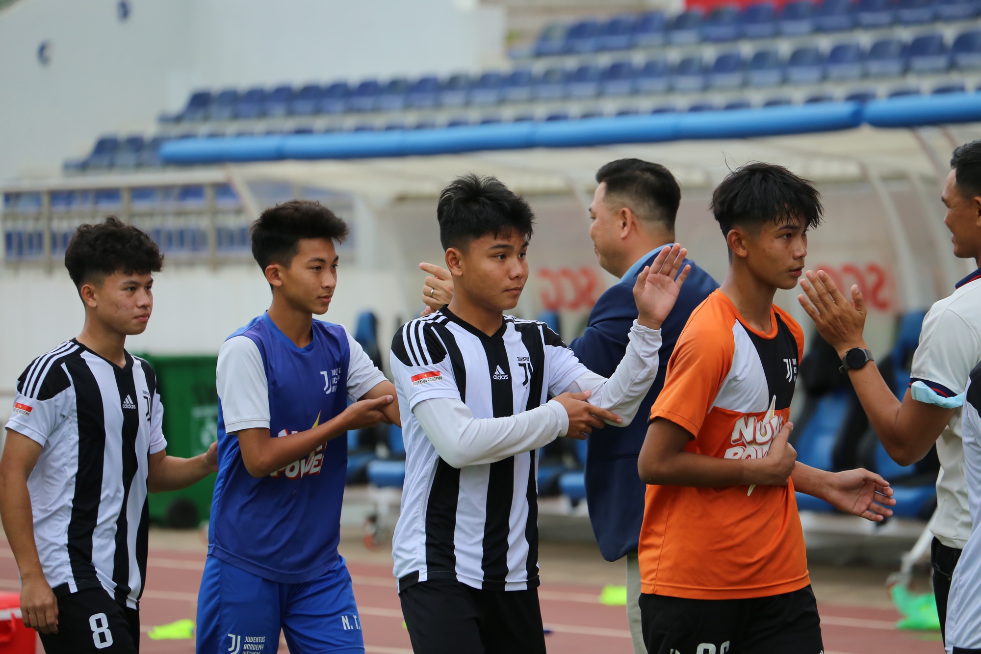 Đội bóng sinh viên làm khó Học viện Juventus Việt Nam - Ảnh 11.