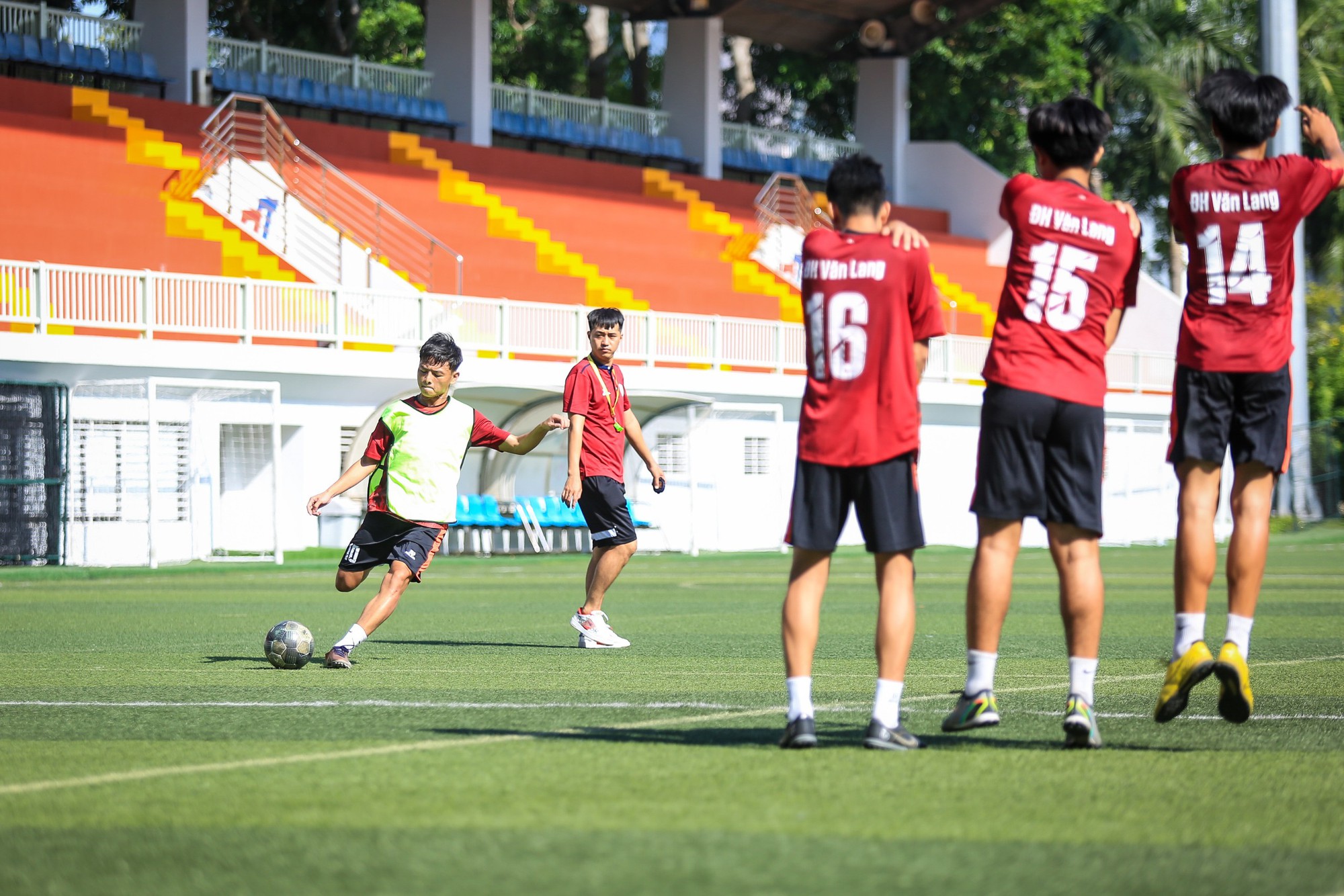 Đội ĐH Văn Lang gửi thông điệp ‘cực mạnh’: Phải vào vòng chung kết! - Ảnh 9.