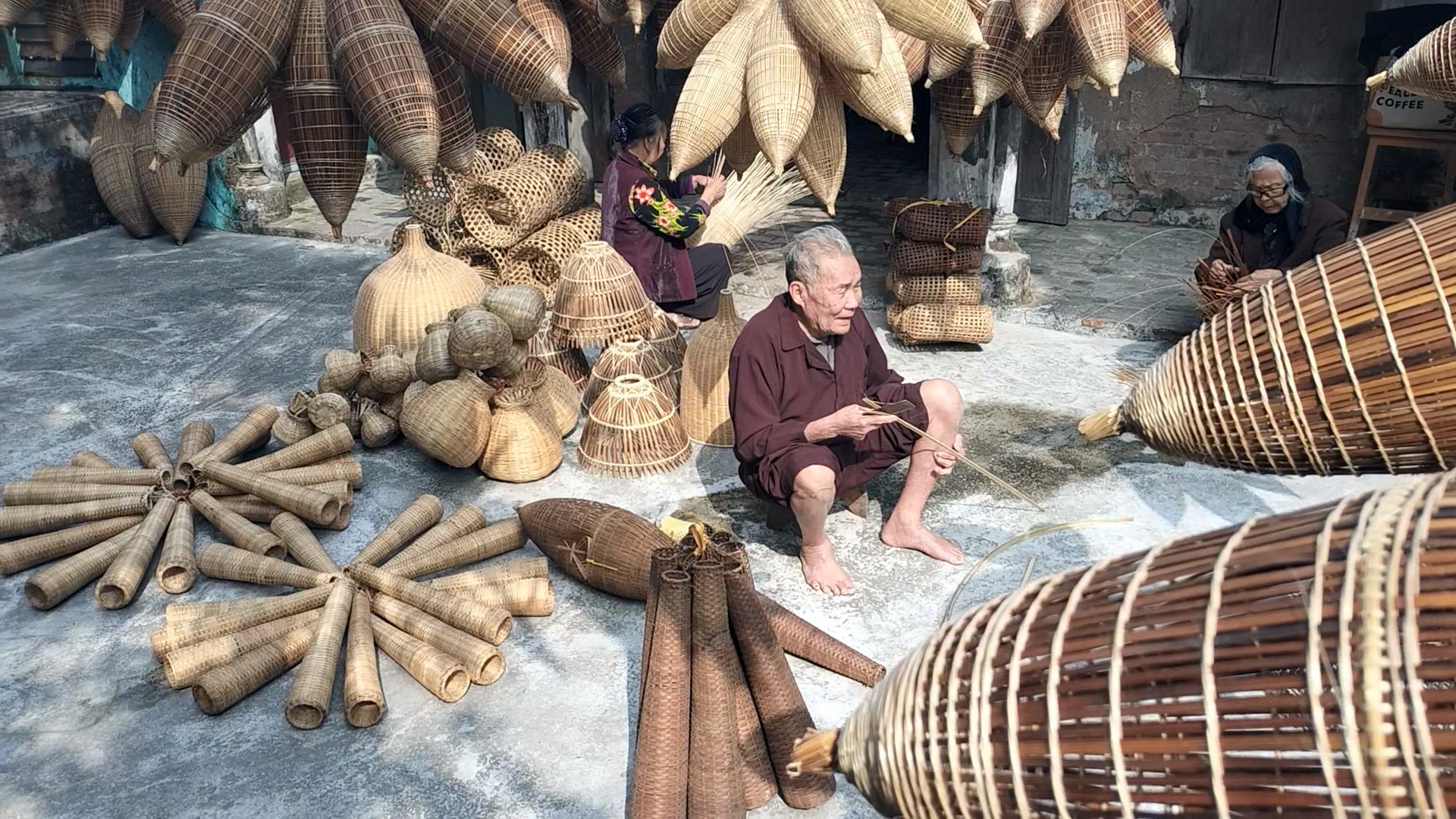 Cụ ông Lương Sơn Bạc hơn 70 năm giữ hồn nghề đan đó - Ảnh 1.