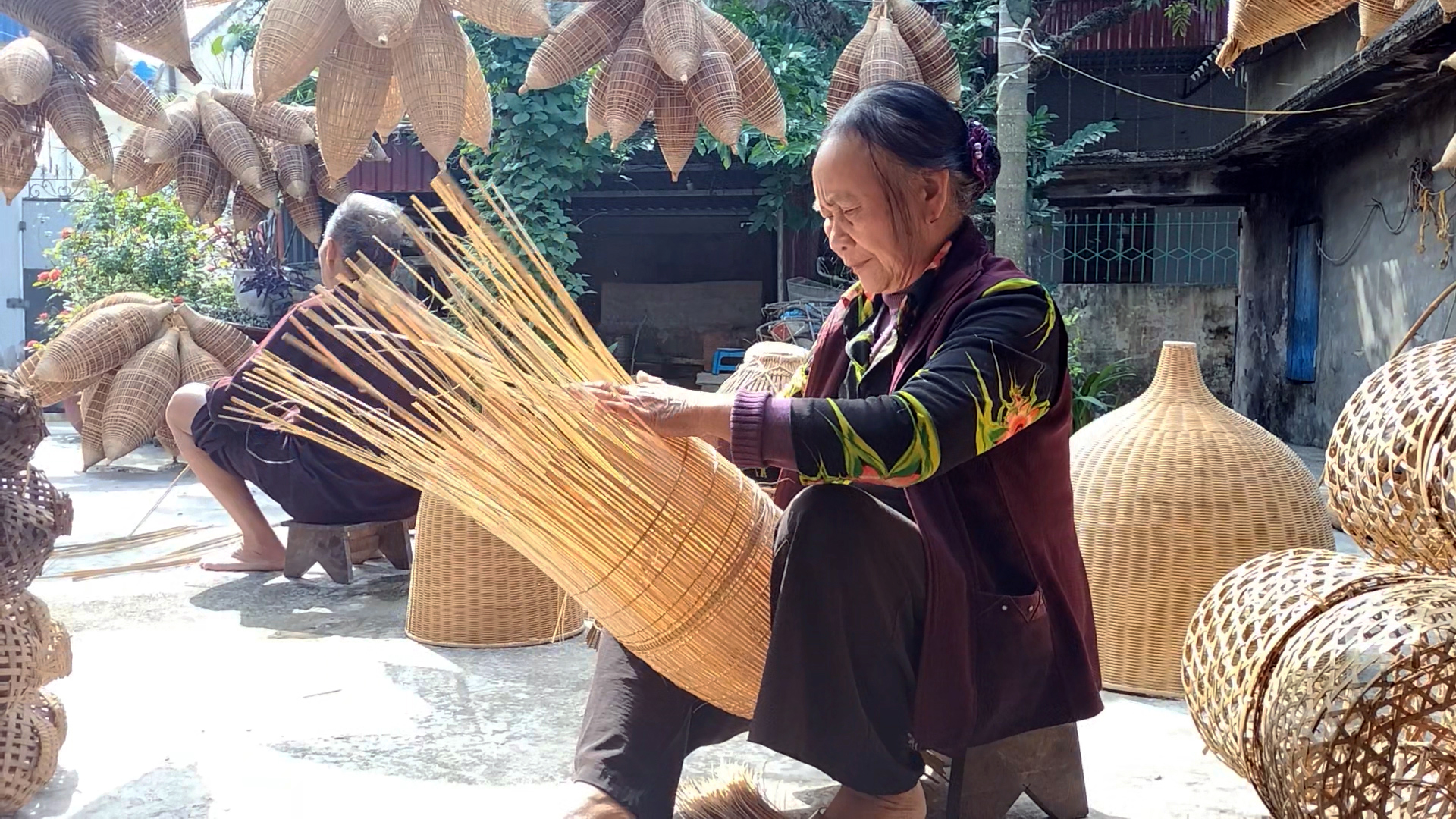 Cụ ông Lương Sơn Bạc hơn 70 năm giữ hồn nghề đan đó - Ảnh 3.