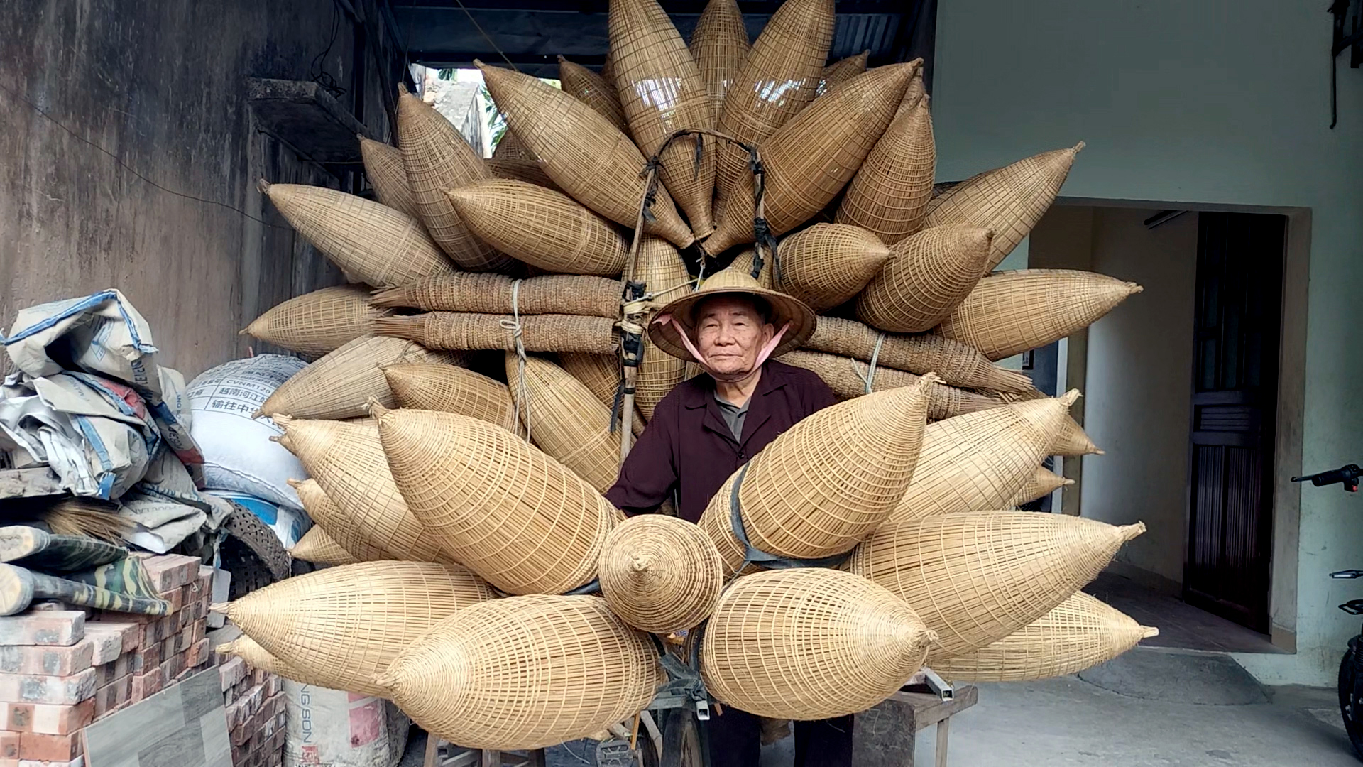 Cụ ông Lương Sơn Bạc hơn 70 năm giữ hồn nghề đan đó - Ảnh 4.