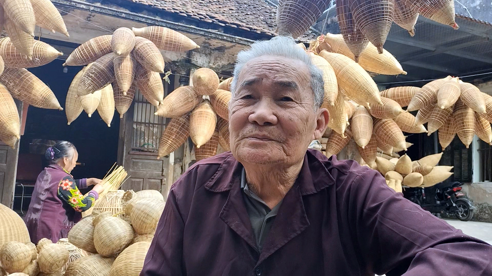 Cụ ông Lương Sơn Bạc hơn 70 năm giữ hồn nghề đan đó - Ảnh 2.