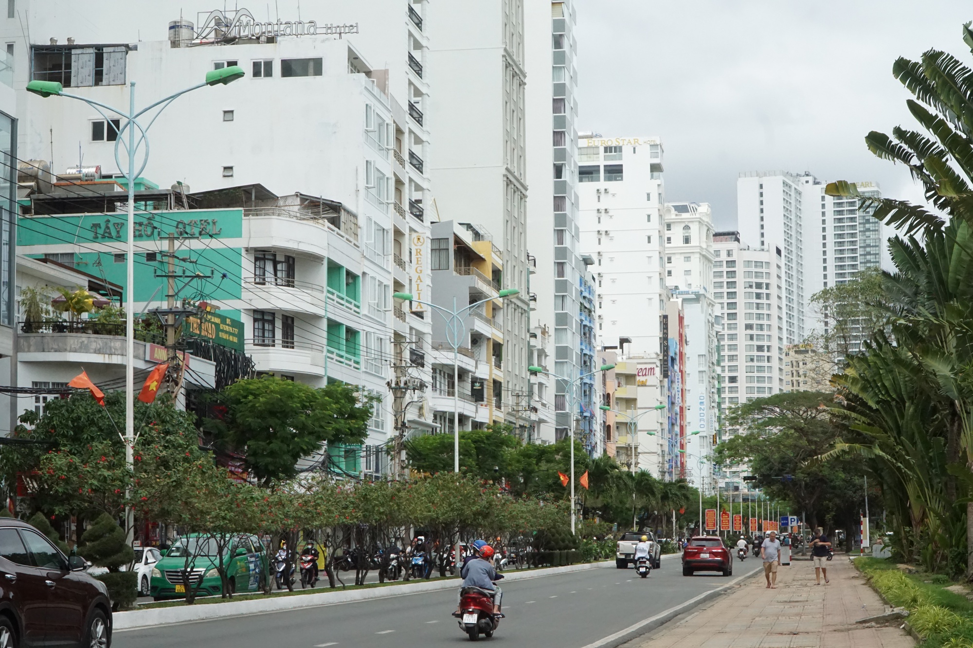 Ảnh: 'Rừng' cao ốc dày đặc ven biển Nha Trang - Ảnh 2.