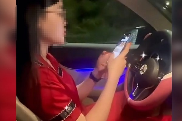 Xử phạt nữ tài xế ô tô buông hai tay, 'dán mắt' vào điệnthoạiđểquayTikTok  - Ảnh 1.