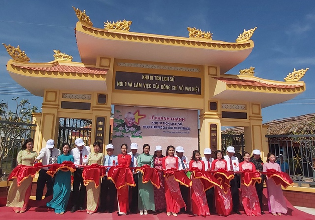 Sự kiện văn hóa tuần qua: Người Việt đã mua thành công ấn vàng ‘Hoàng đế chi bảo’ - Ảnh 2.