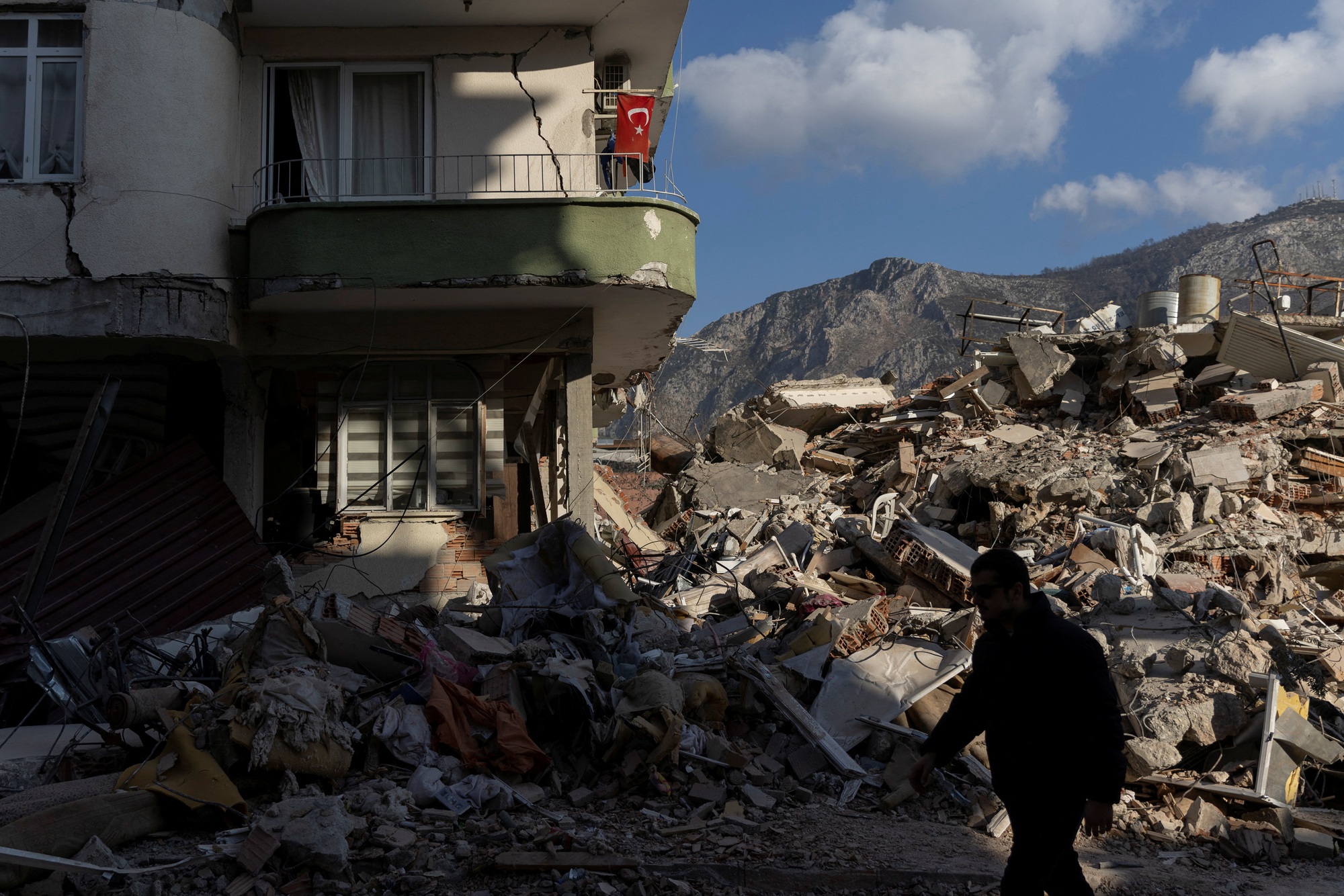 Nỗ lực cứu hộ tuyệt vọng khi số người chết do động đất vượt 46.000 người - Ảnh 1.