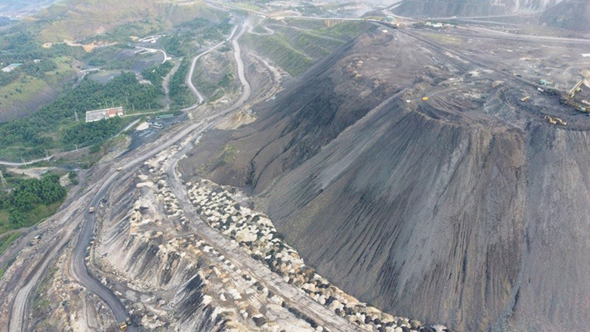 Các bãi thải mỏ ở Quảng Ninh cao hàng trăm mét đe đọa cuộc sống người dân