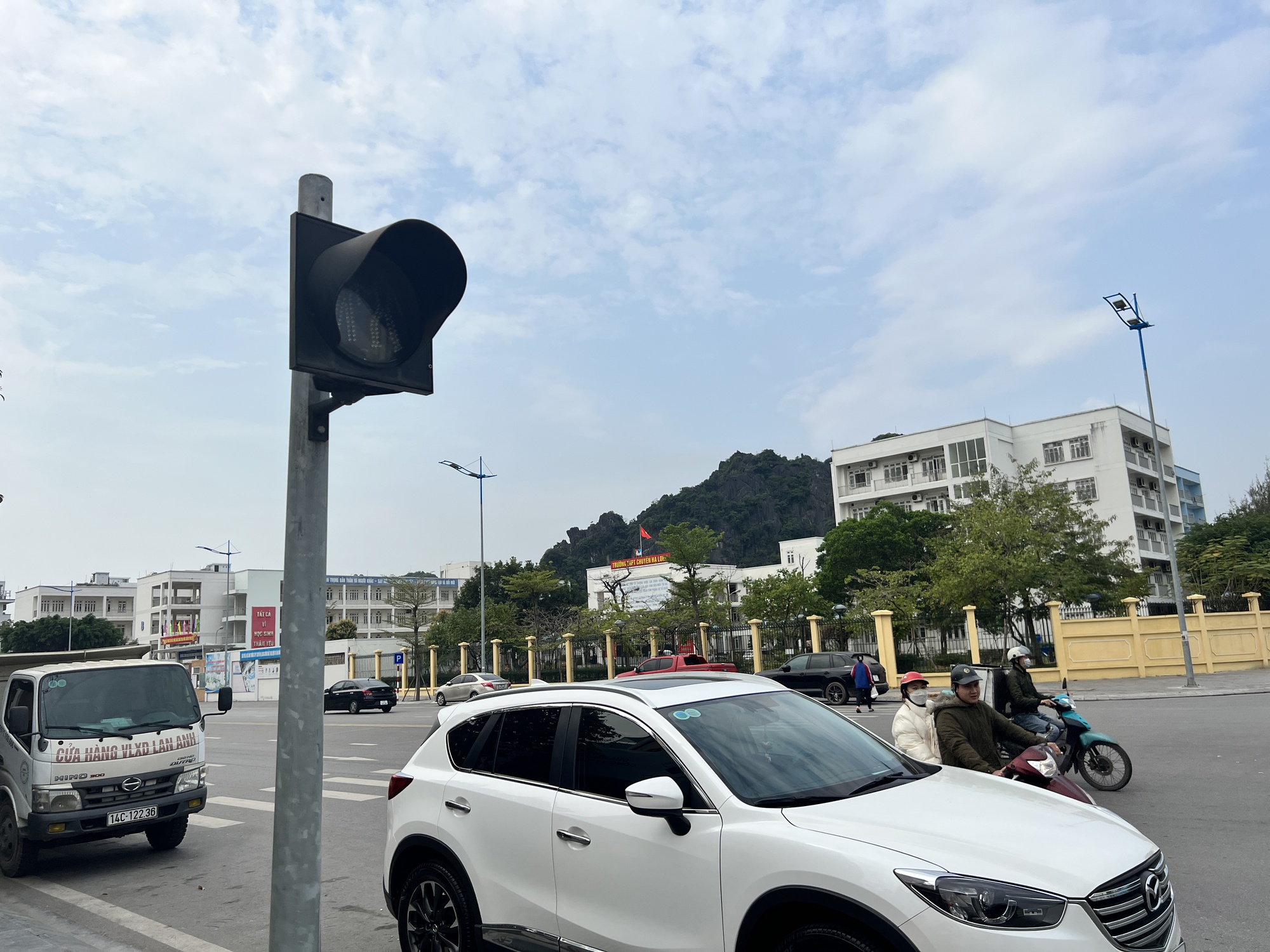 Quảng Ninh: Di dời đèn tín hiệu giữa đường, đèn trên vỉa hè thì bỏ hoang - Ảnh 3.