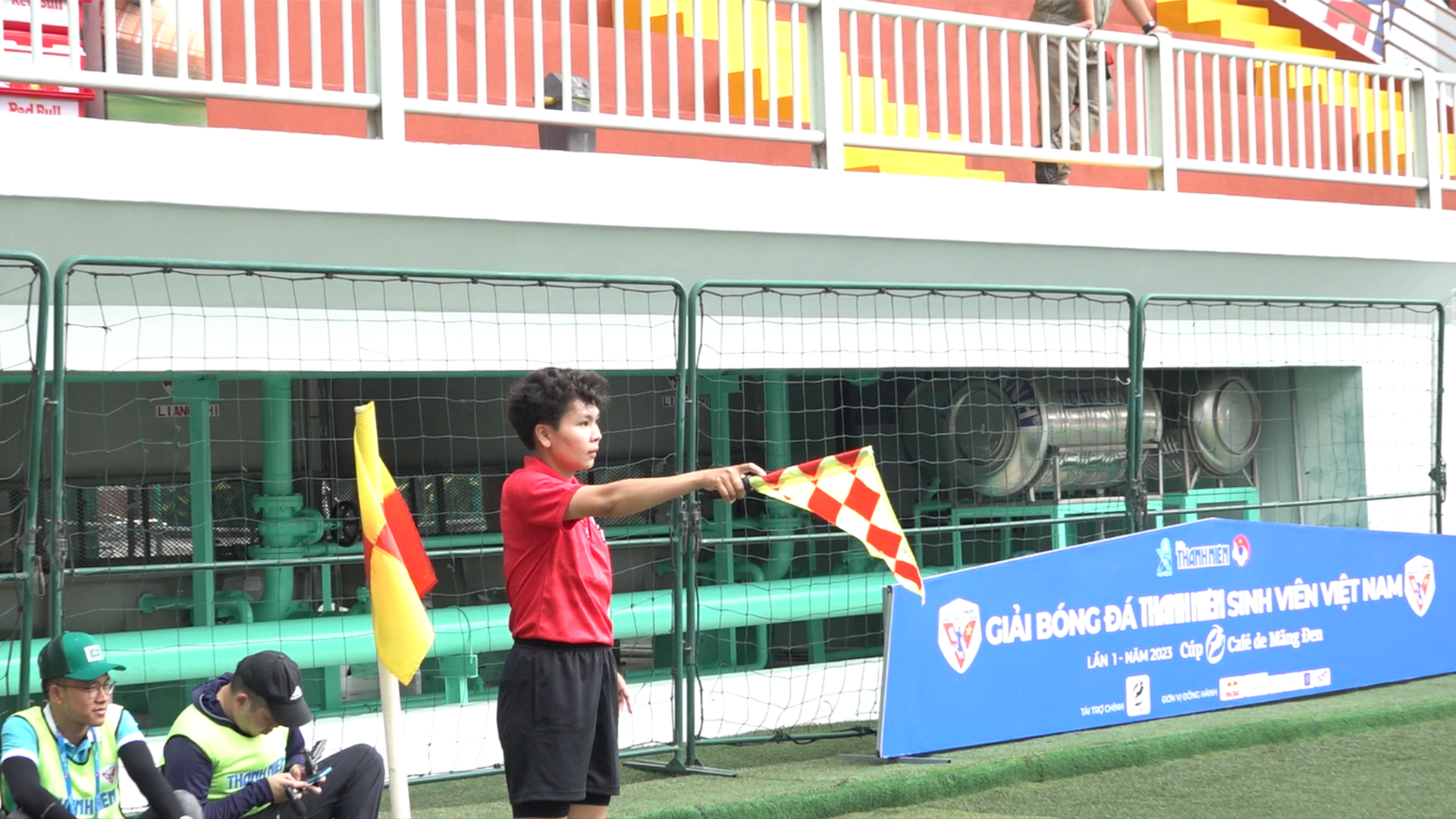 Trọng tài nữ hút ánh nhìn tại giải bóng đá Thanh Niên Sinh viên Việt Nam 2023 - Ảnh 3.
