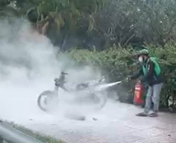 TP.HCM: Xe máy nghi bị đốt cạnh công viên Phú Lâm - Ảnh 1.