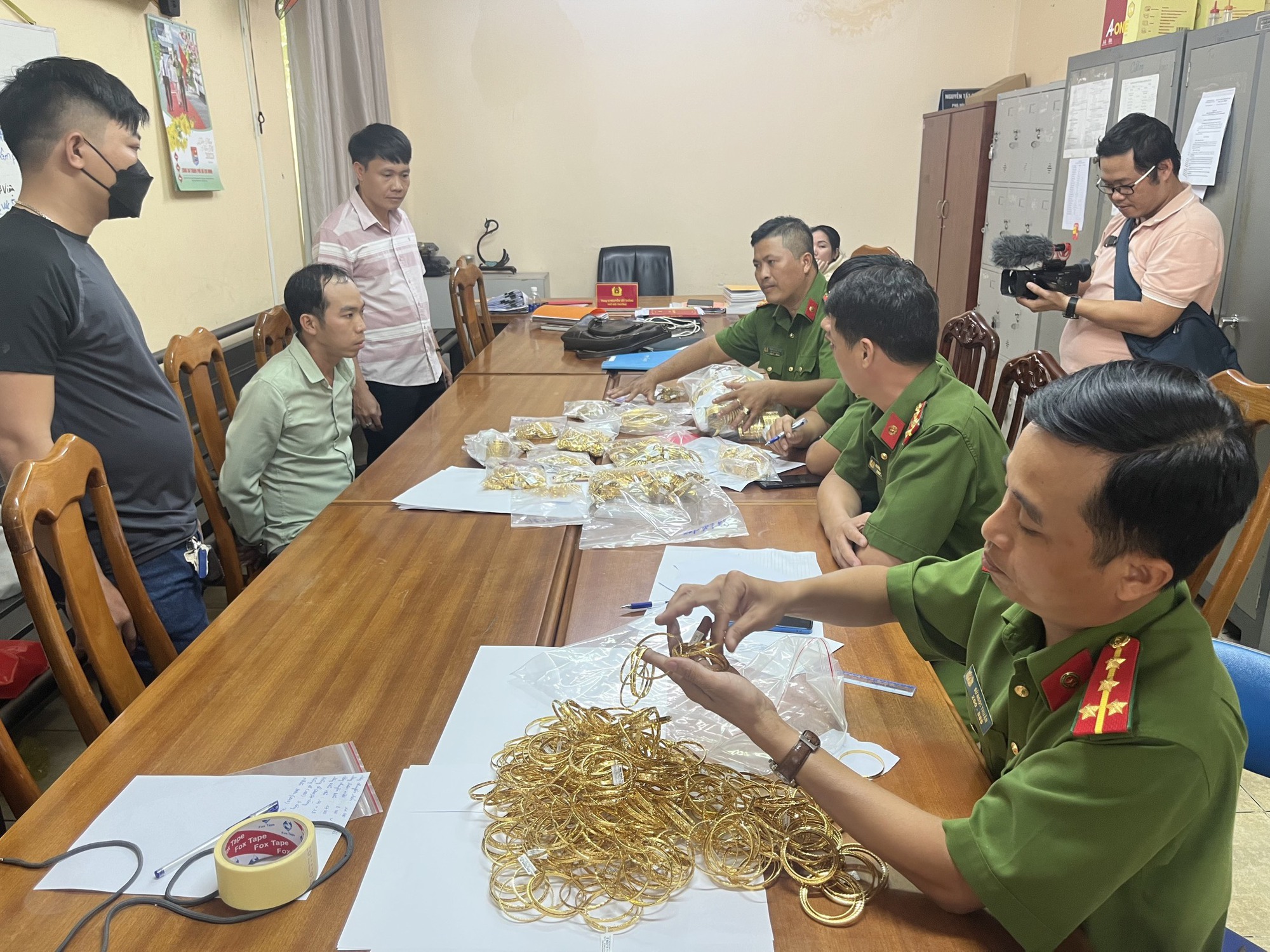 Qua quá trình truy tìm nghi can trộm rượu 100 lương từ TP.HCM - Ảnh 1.
