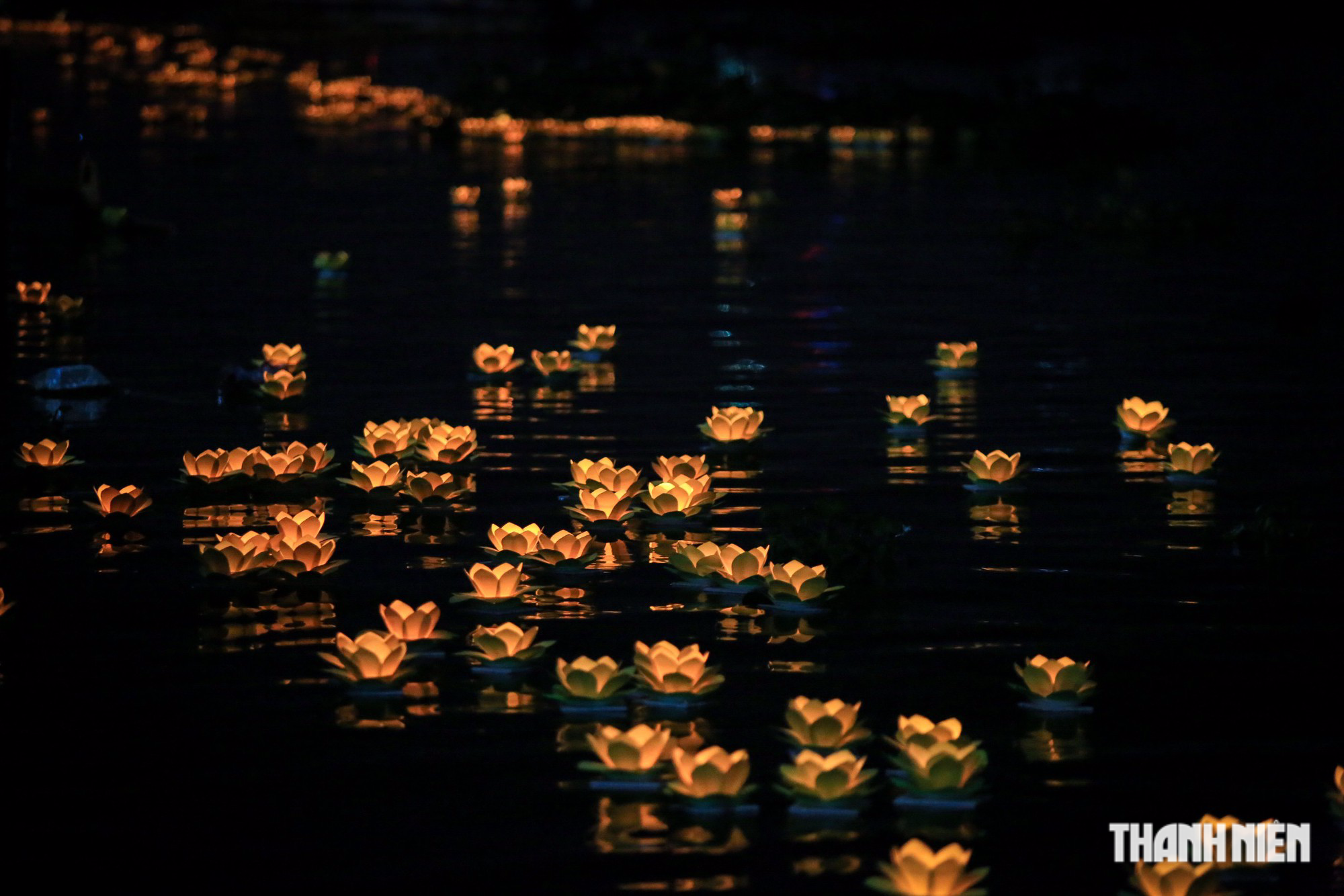 Hàng trăm người thả hoa đăng trên sông Sài Gòn cầu an đầu năm - Ảnh 8.