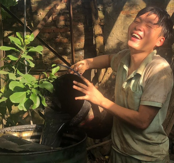 Ch&agrave;ng trai biến xưởng sửa xe th&agrave;nh phim trường với loạt MV &lsquo;triệu view&rsquo; - Ảnh 6.