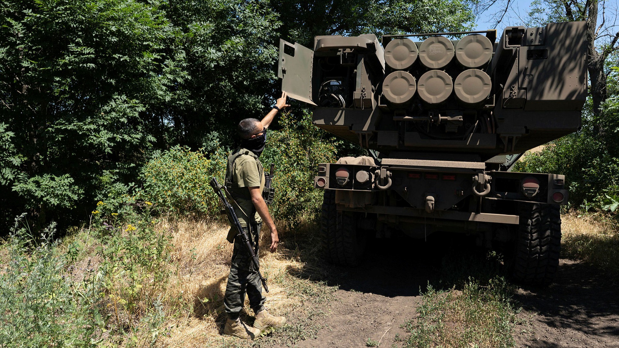 Một xe phóng thuộc tổ hợp pháo phản lực phóng loạt HIMARS do Mỹ cung cấp tại Ukraine