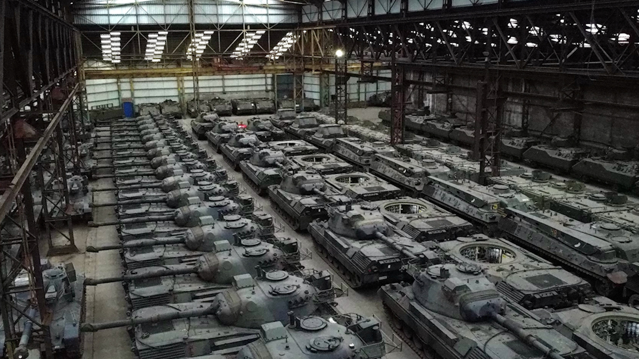 Nhà kho chứa đầy xe tăng Leopard gây tranh cãi ở Bỉ - Ảnh 1.