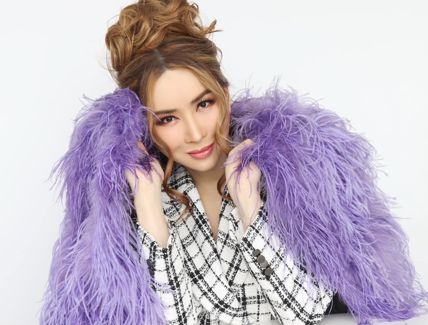 Jinsiy olatni atrofiga rezina tasma boglang Porno filmdagi yoqimli aralash irqli ayollar