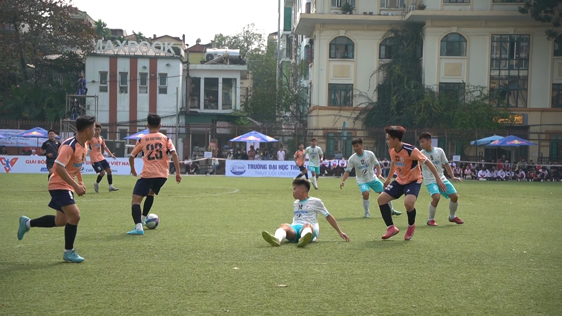 Đội bóng ĐH Hàng Hải Việt Nam đã không thể tận dụng lợi thế hơn người để ghi bàn thắng vào lưới ĐH Đại Nam