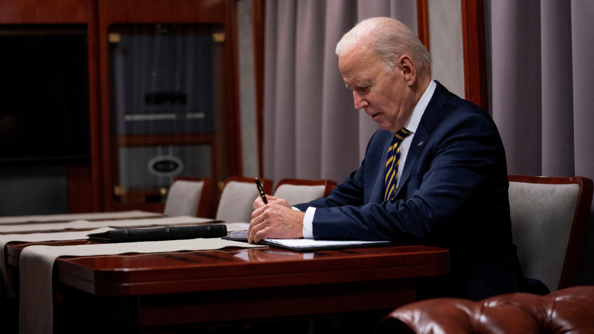 Tổng thống Biden bất ngờ thăm Ukraine, cam kết cung cấp đạn dược - Ảnh 1.