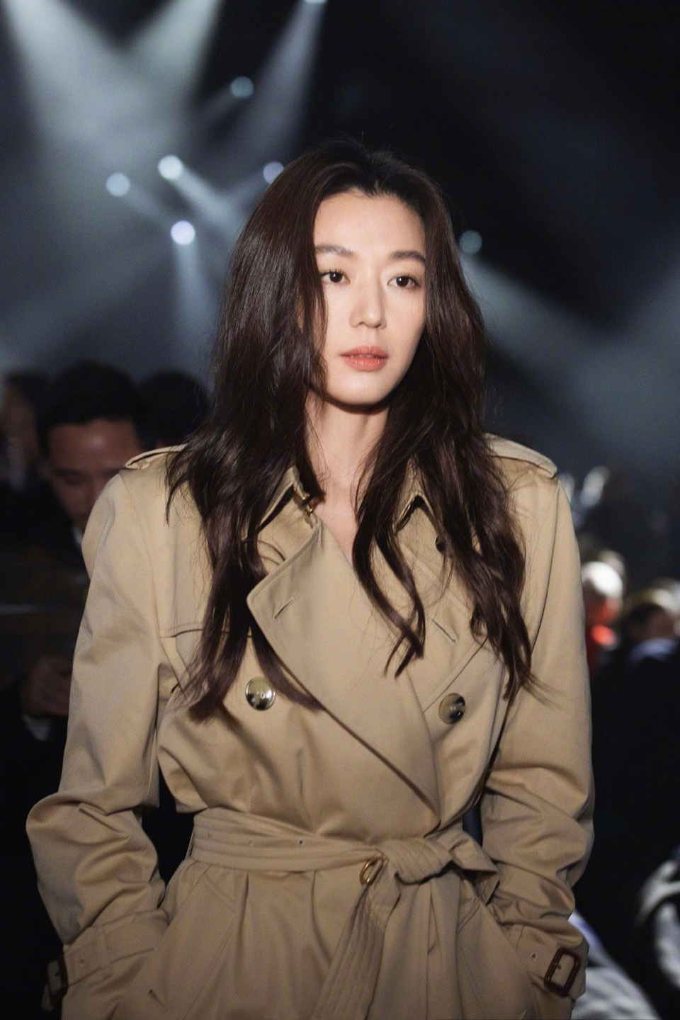 Jeon Ji Hyun mặc một kiểu áo trench coat cũng đủ tạo nên đẳng cấp thời trang