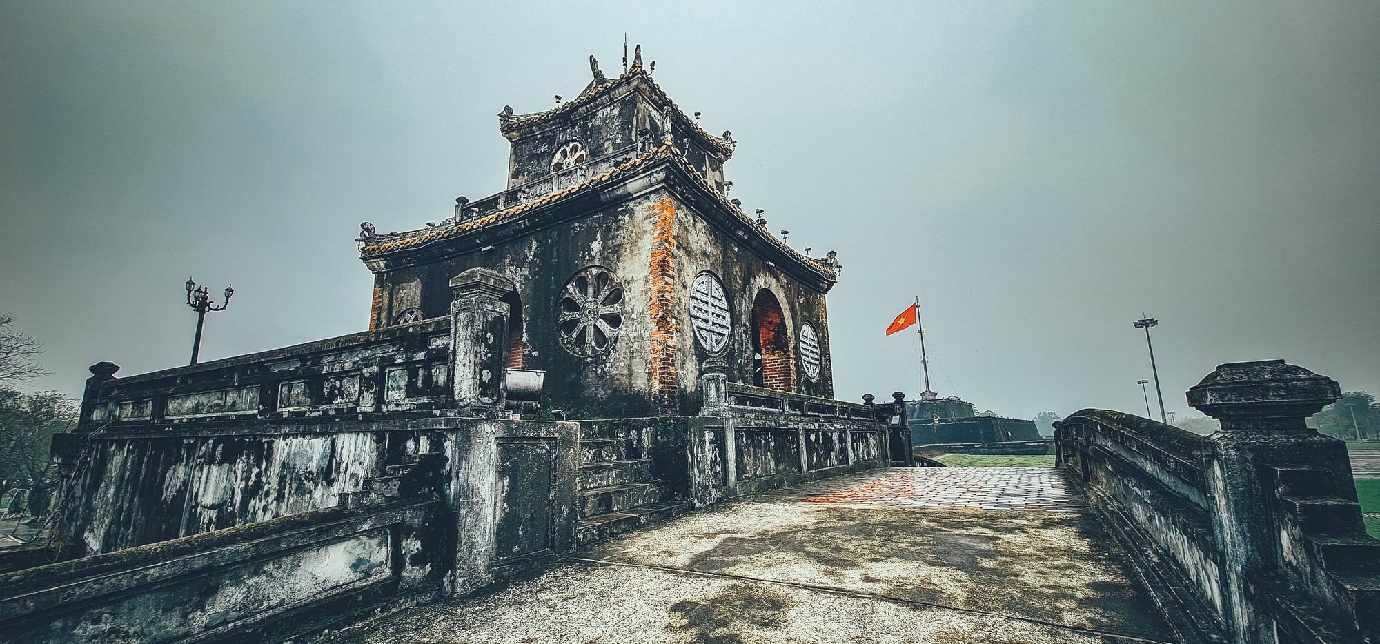 Dạo bộ đường thượng thành Huế: 'Tiện điện thoại thì chụp thôi, chủ yếu Huế đẹp' - Ảnh 1.