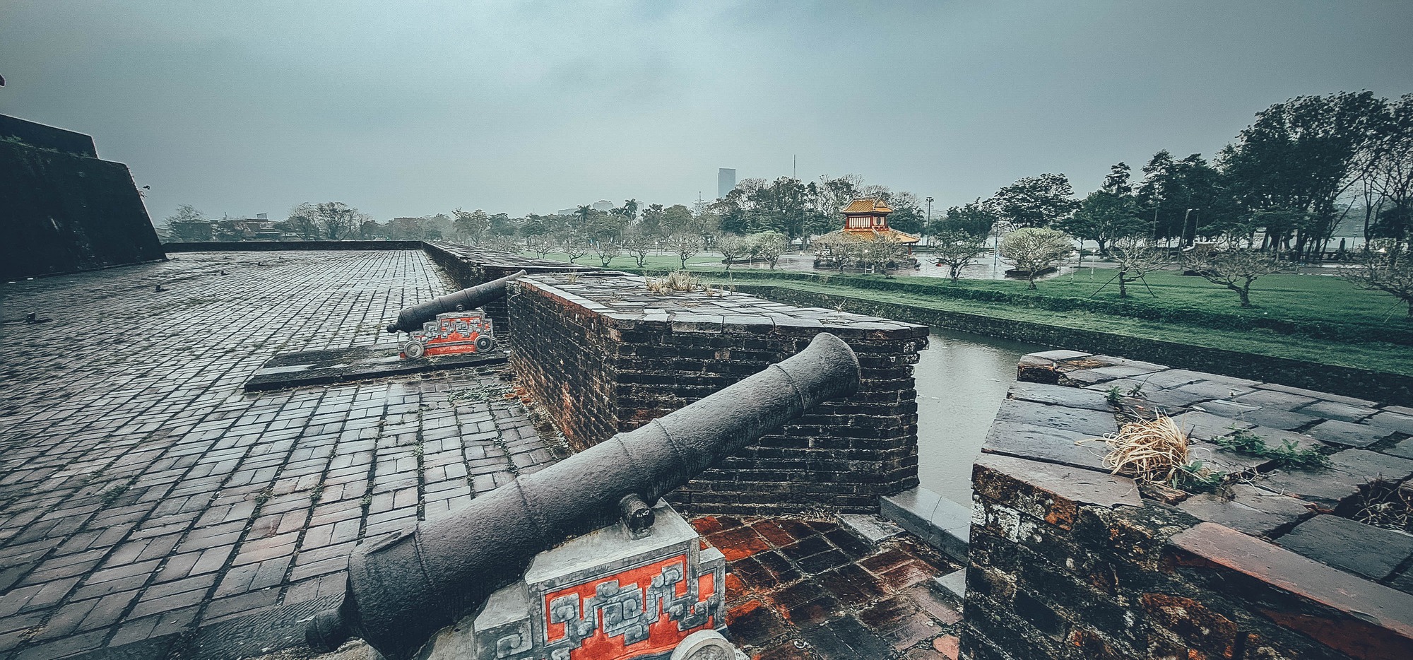 Dạo bộ đường thượng thành Huế: 'Tiện điện thoại thì chụp thôi, chủ yếu Huế đẹp' - Ảnh 6.