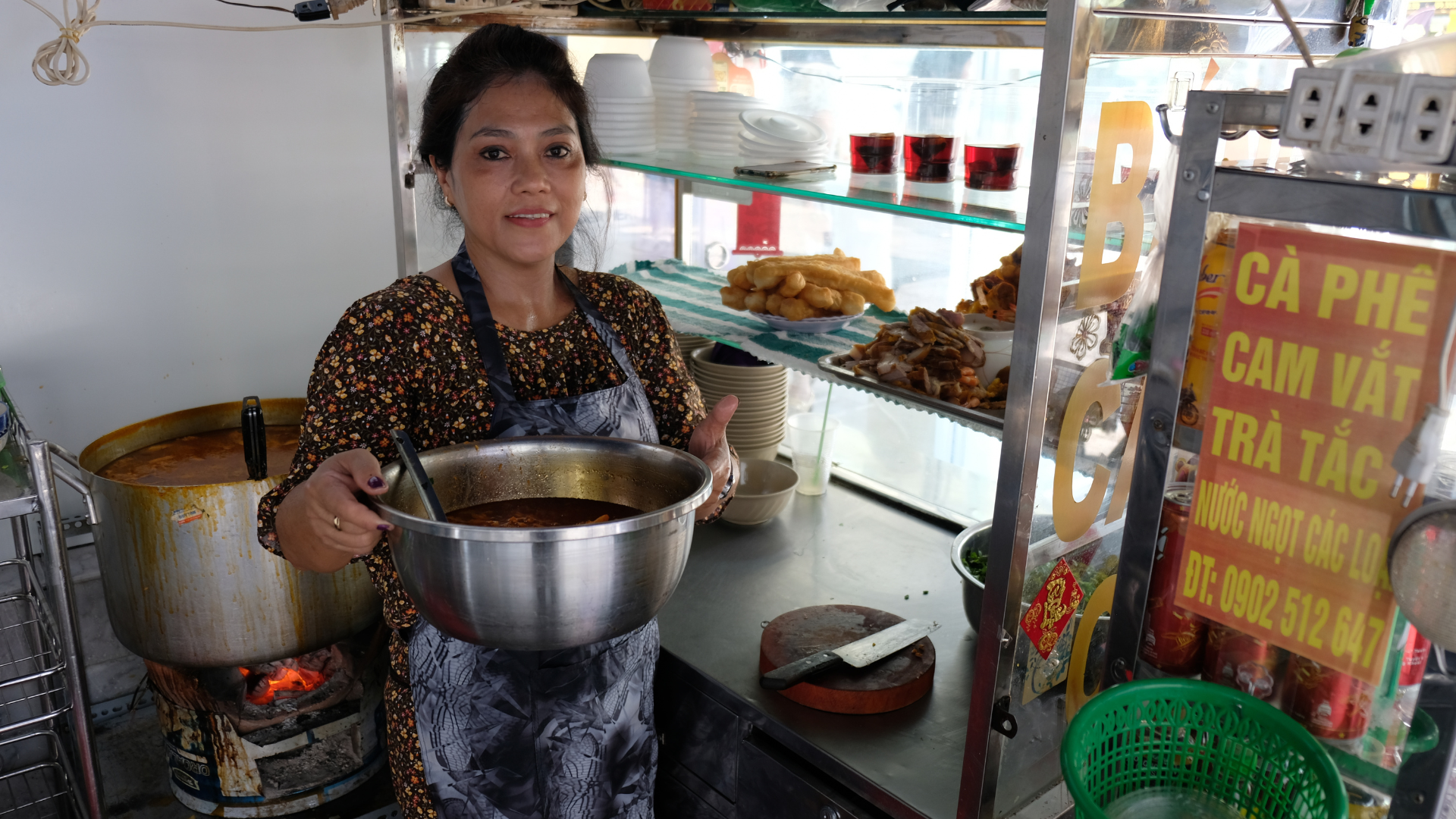 Bánh canh cua xào 40 năm gia truyền hút khách ở quận 3- Ảnh 1.