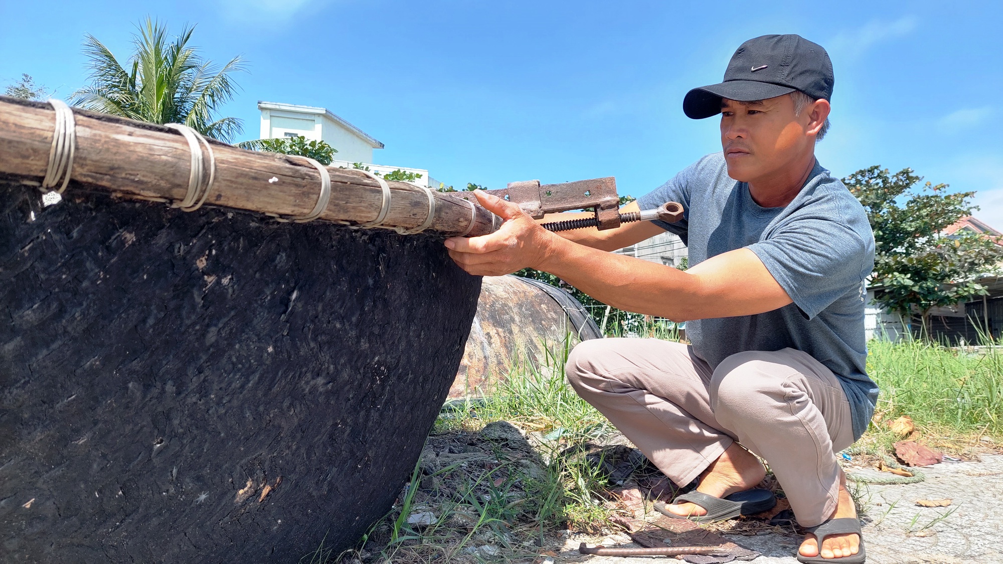Lite av det gamla yrket finns kvar: Korgflätningsyrkets framväxt - Foto 1. Nghề xưa còn một chút này: Nổi nênh nghề đan thúng chai - Ảnh 1.