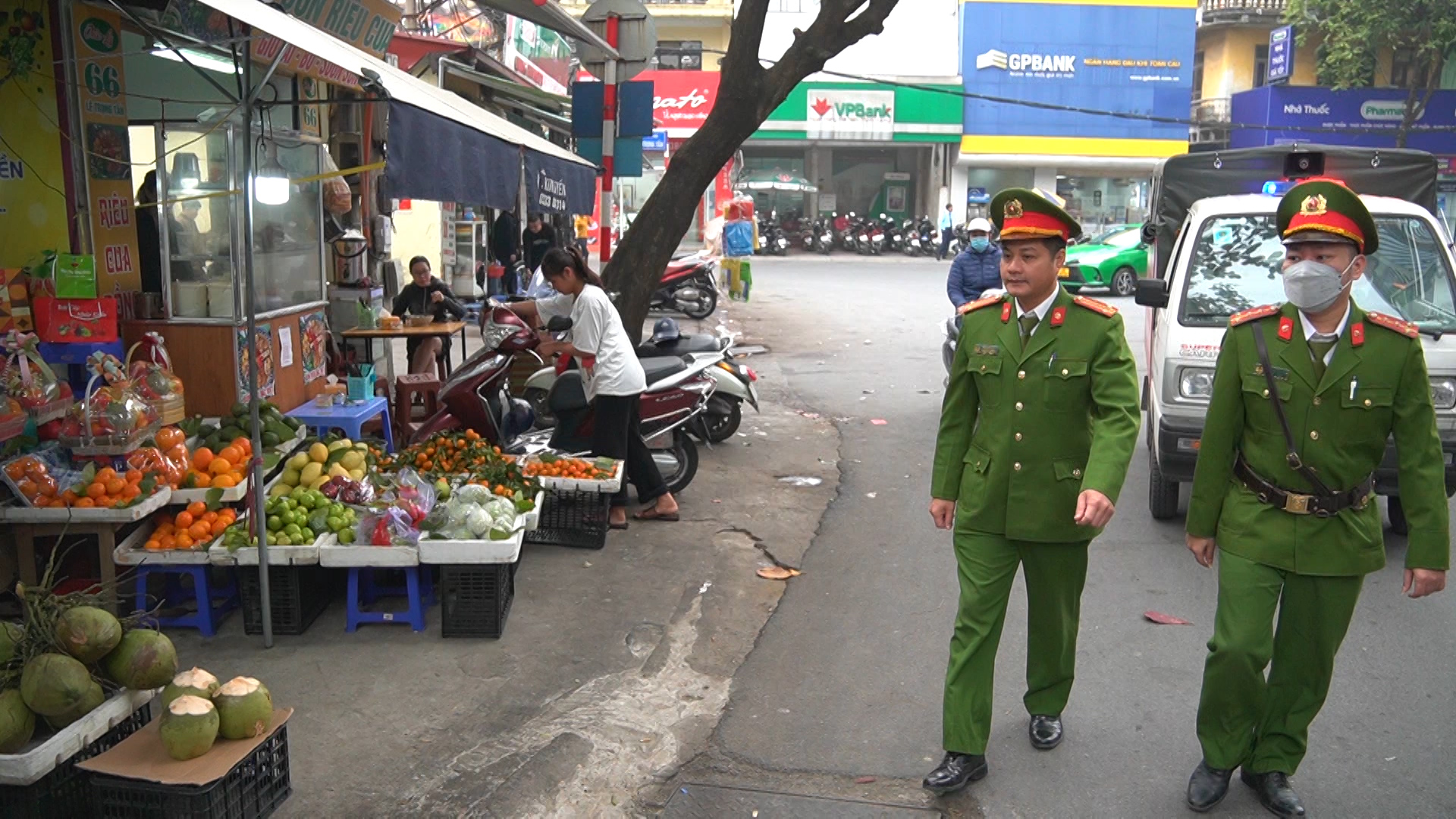 Lực lượng công an P.Khương Mai đi tuần tra trên các tuyến phố tồn tại vi phạm lấn chiếm vỉa hè ở Hà Nội