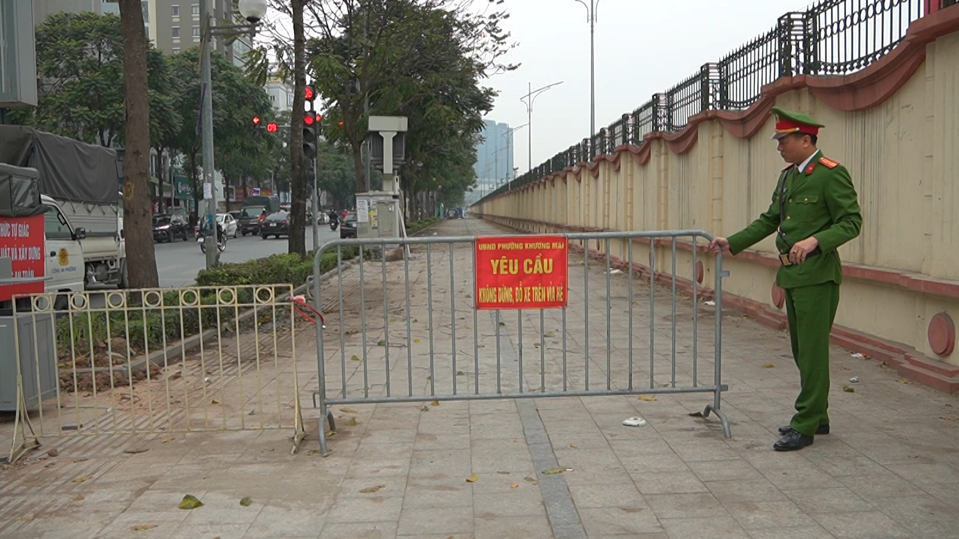 Khu vực vỉa hè đường Lê Trọng Tấn (Q.Thanh Xuân, TP.Hà Nội) được rào chắn cứng để ngăn chặn ô tô đỗ lên vỉa hè