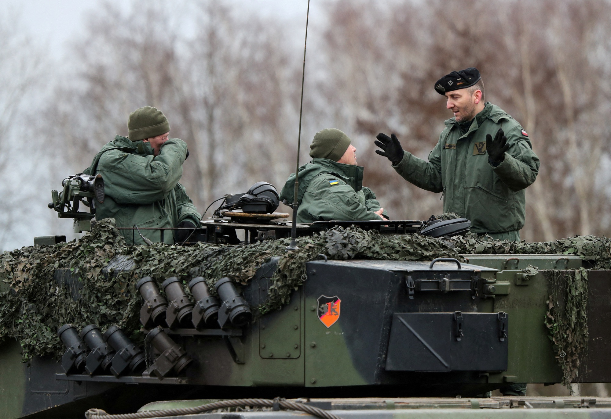 Ukraine nhận lô xe tăng Leopard đầu tiên  - Ảnh 2.