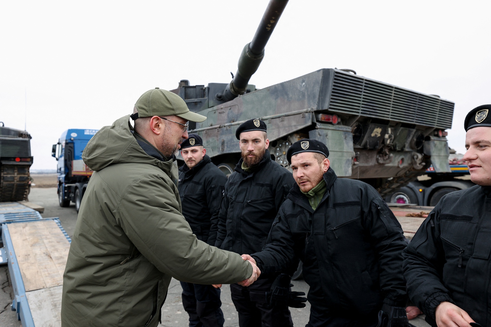 Ukraine nhận lô xe tăng Leopard đầu tiên  - Ảnh 1.