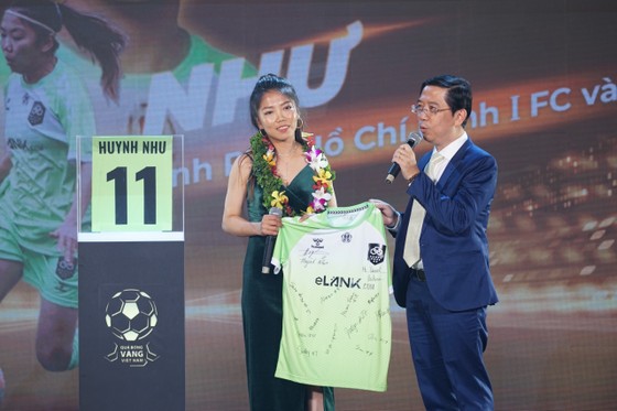 Nghĩa cử cao đẹp của Huỳnh Như khi lần thứ 5 đoạt Quả bóng vàng Việt Nam  - Ảnh 1.