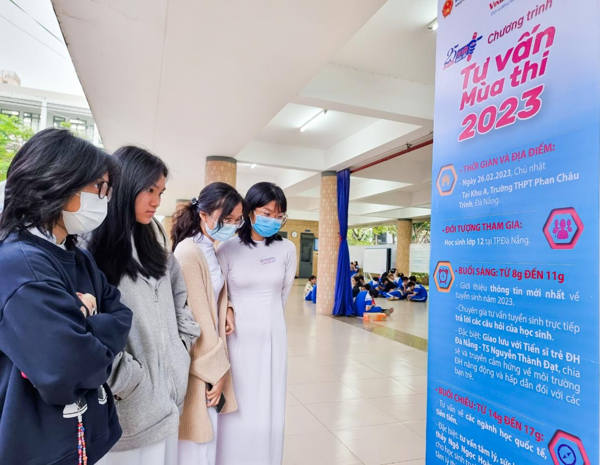 Hàng chục gian hàng tuyển sinh chờ đón 5.000 học sinh ở Đà Nẵng - Ảnh 3.