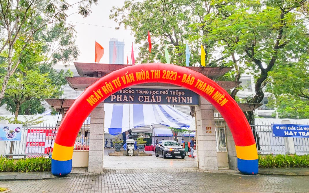 Hàng chục gian hàng tuyển sinh chờ đón 5.000 học sinh ở Đà Nẵng - Ảnh 1.