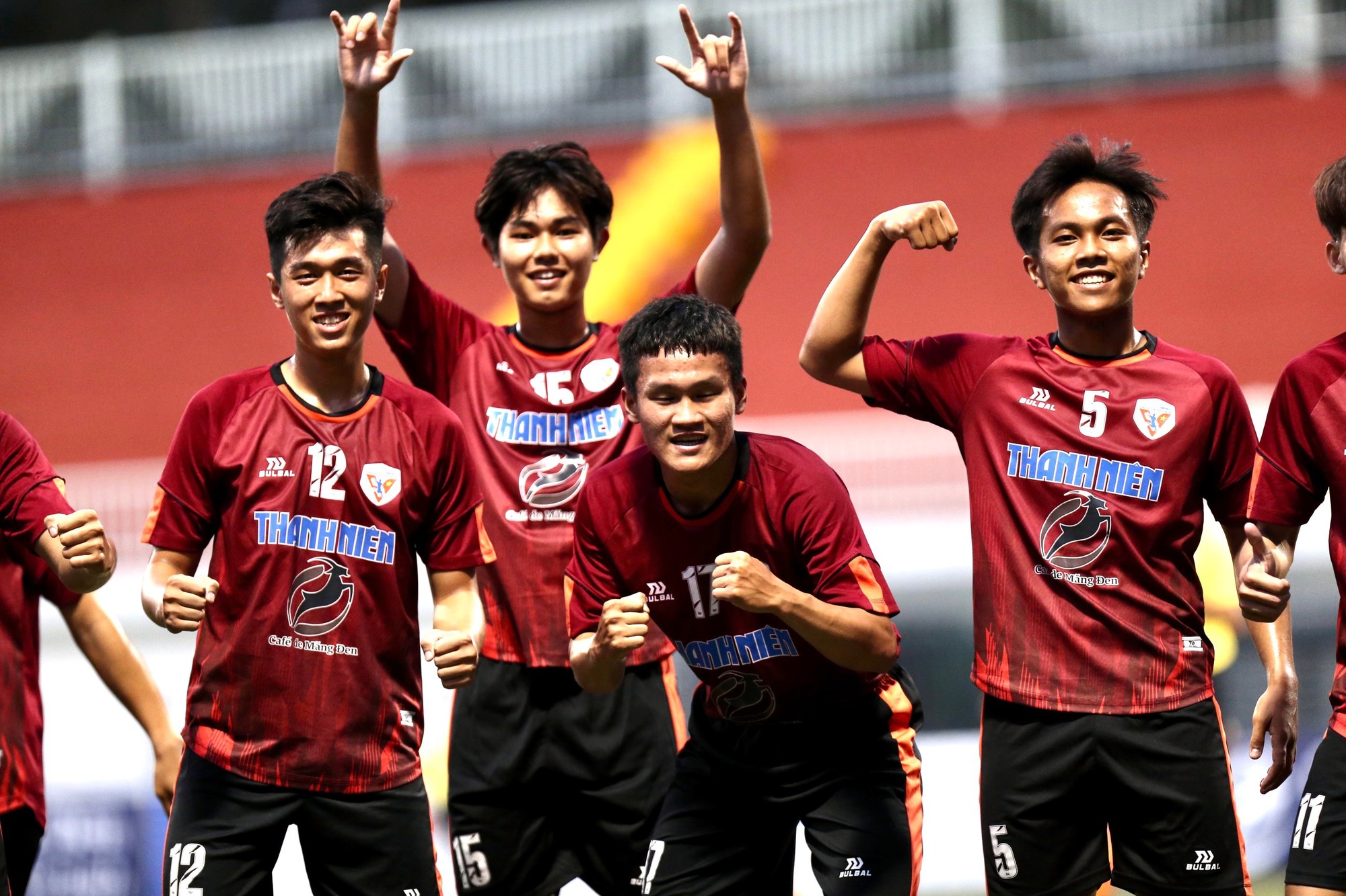 Thắng đội Cao đẳng Viễn Đông 7-0, ĐH Văn Lang giành vé vào vòng play-off  - Ảnh 3.