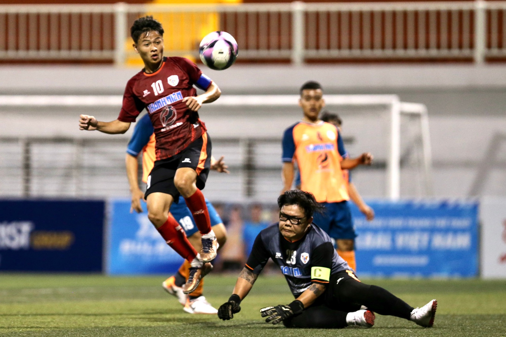 Thắng đội Cao đẳng Viễn Đông 7-0, ĐH Văn Lang giành vé vào vòng play-off  - Ảnh 2.