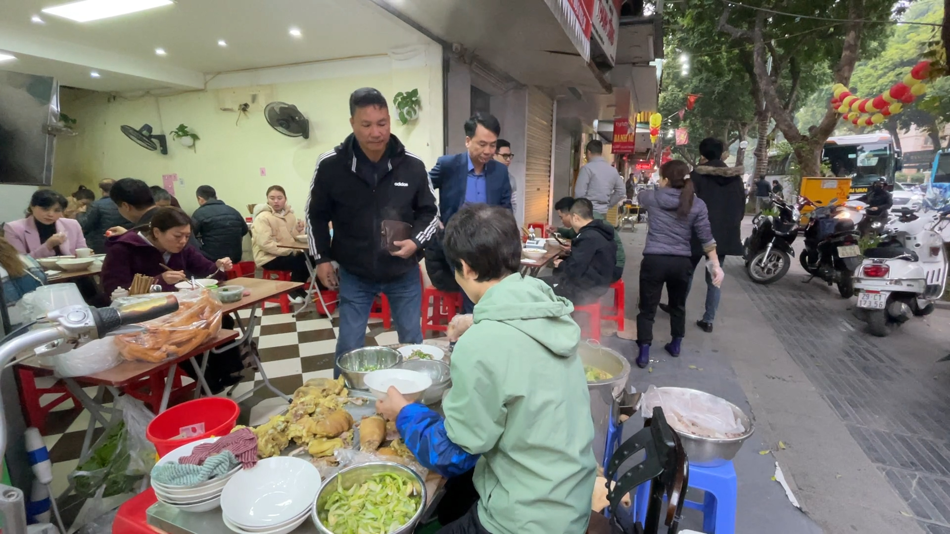 Bún ‘ngứa lưỡi’ của người Hà Nội: Nghe tên thấy sợ mà ăn là mê - Ảnh 1.